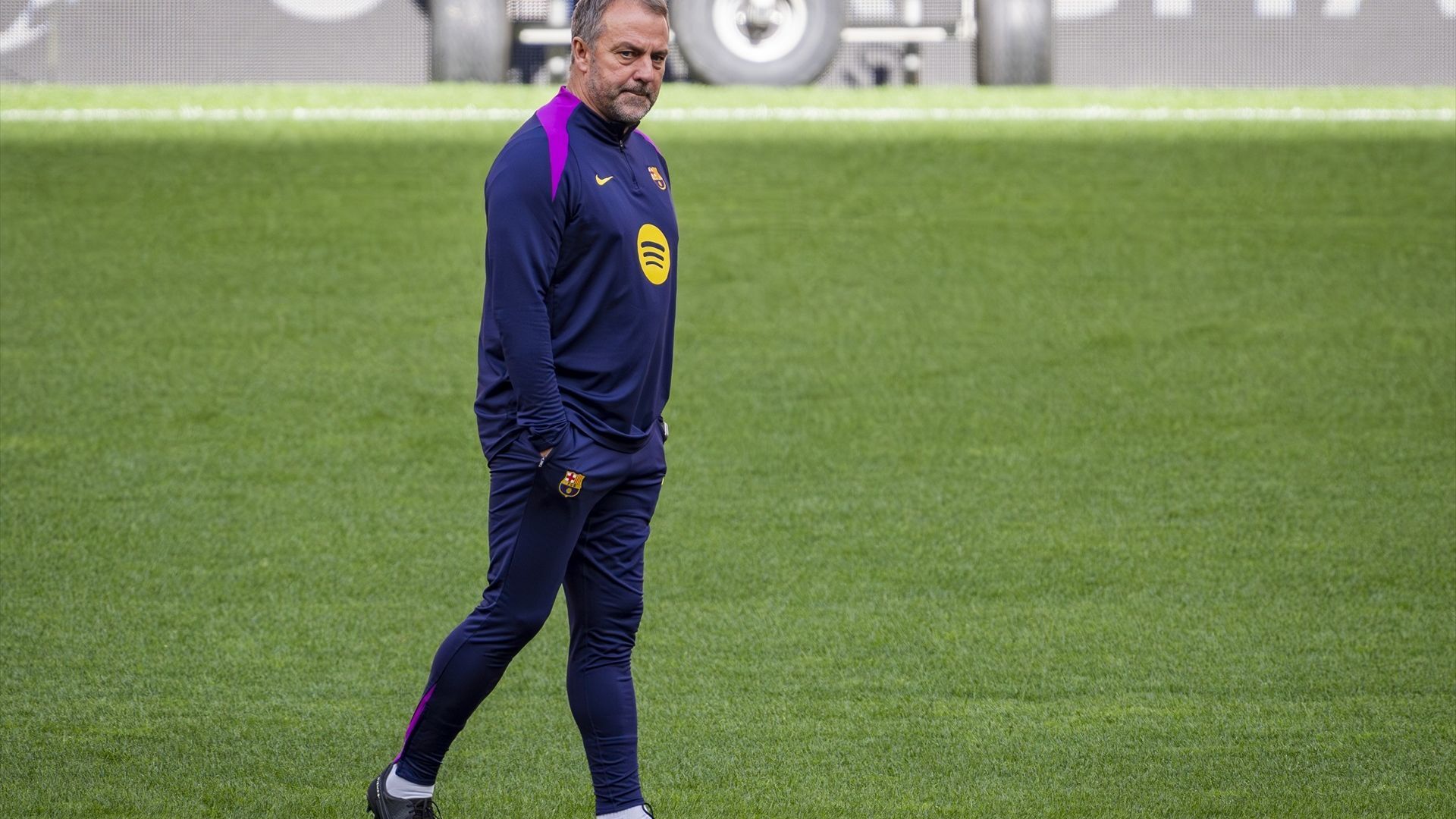 Hansi Flick, durante el entrenamiento en el Metropolitano Hansi Flick, durante el entrenamiento en el Metropolitano