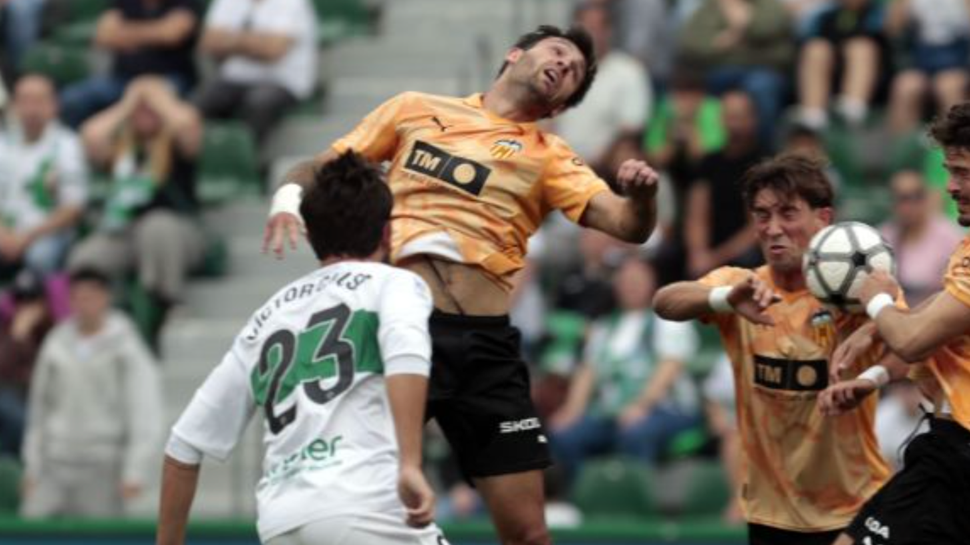 Hugo Duro salta ante el Elche