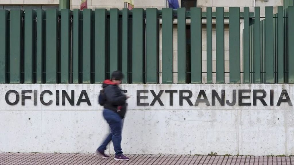 Regularización extraordinaria de inmigrantes: el Gobierno exigirá un documento de antecedentes penales