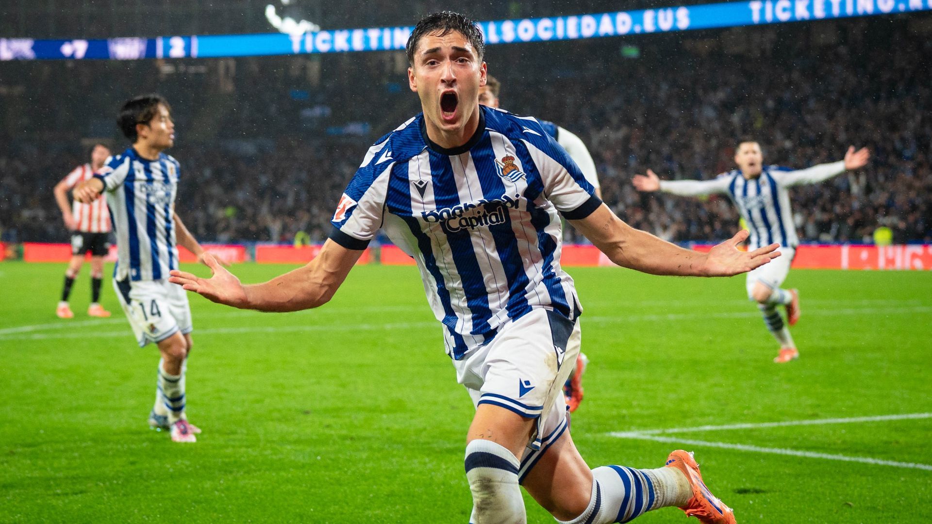 Jon Gorrotxategi celebra un gol con la Real Sociedad Jon Gorrotxategi celebra un gol con la Real Sociedad