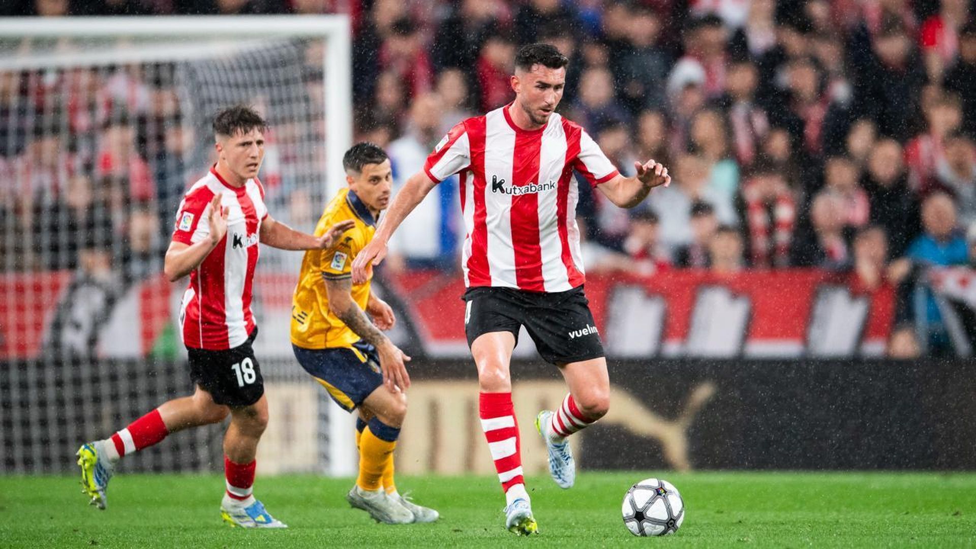 Jugada de Aymeric Laporte ante el Villarreal en San Mamés