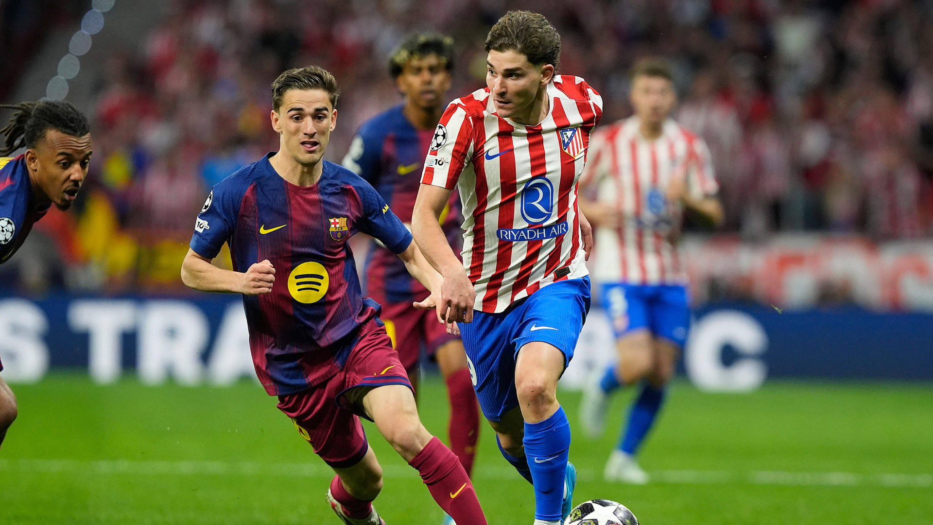 Gavi y Julián luchando un balón. / ElDesmarque