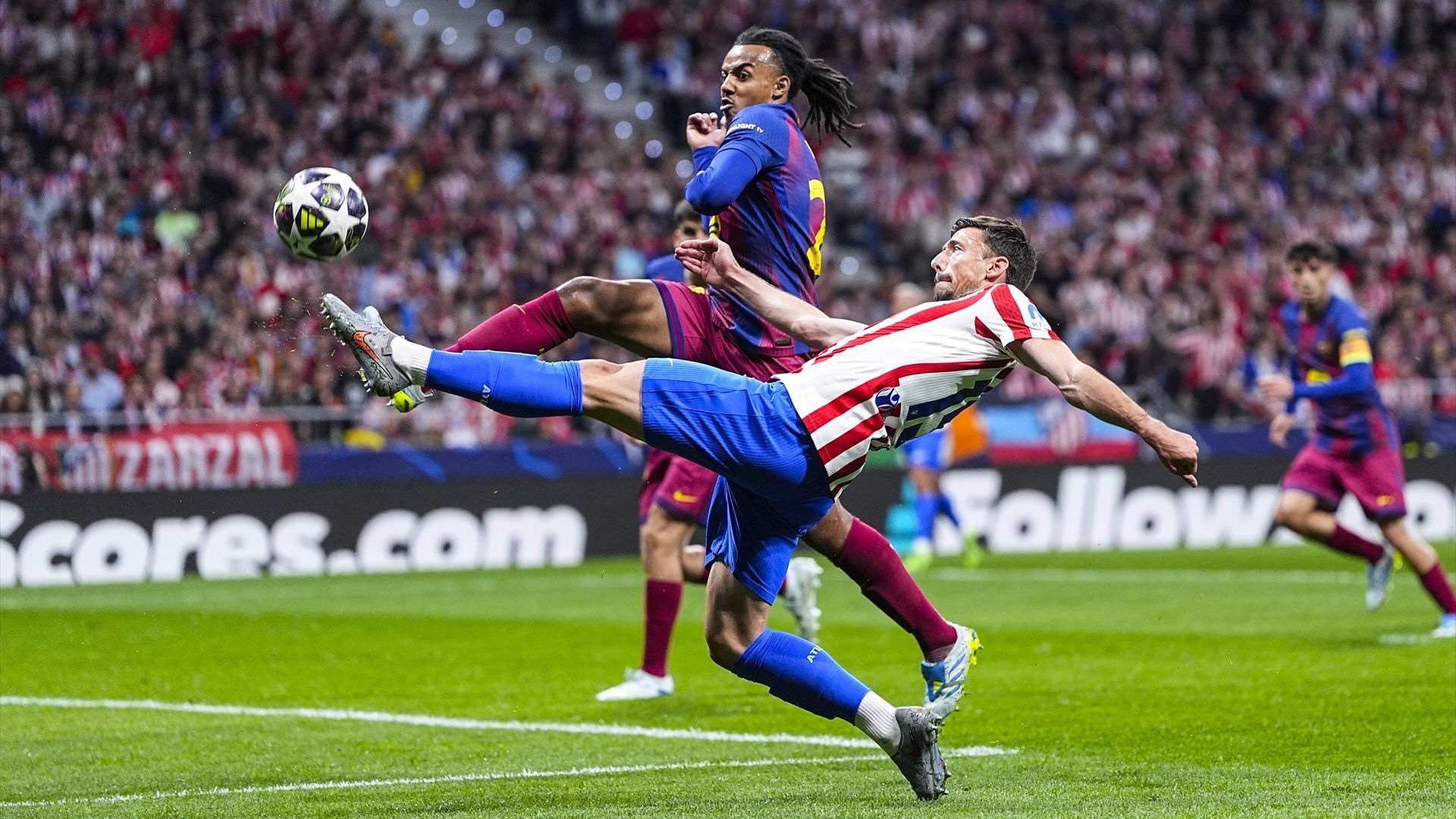 Lenglet, en una jugada del Atlético-Barcelona de Champions