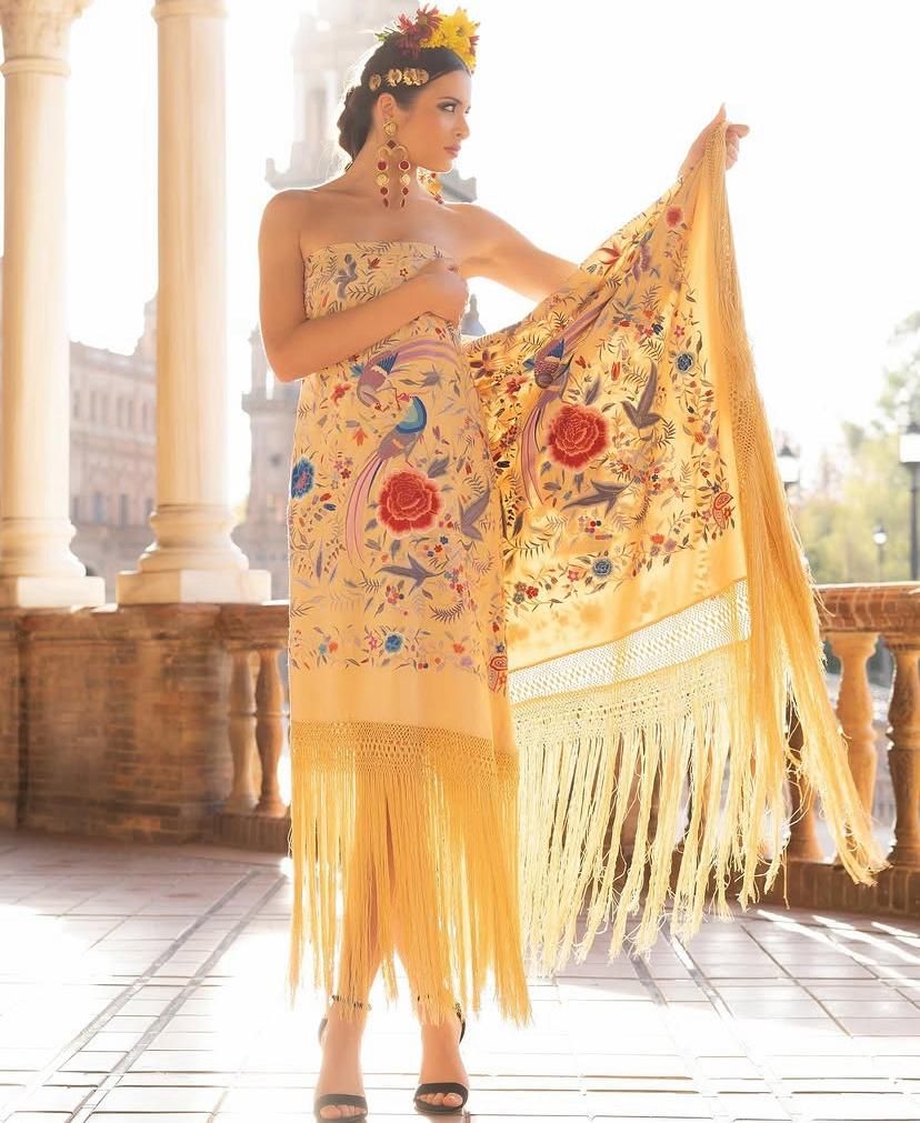 Manton bordado en el taller de Angeles Espinar