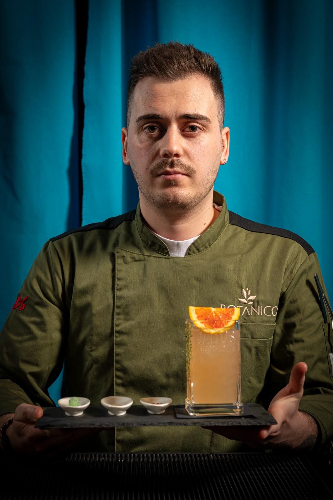 Marcos Ferro con el cóctel ganador, cuyo ingrediente estrella es el pimiento de Herbón