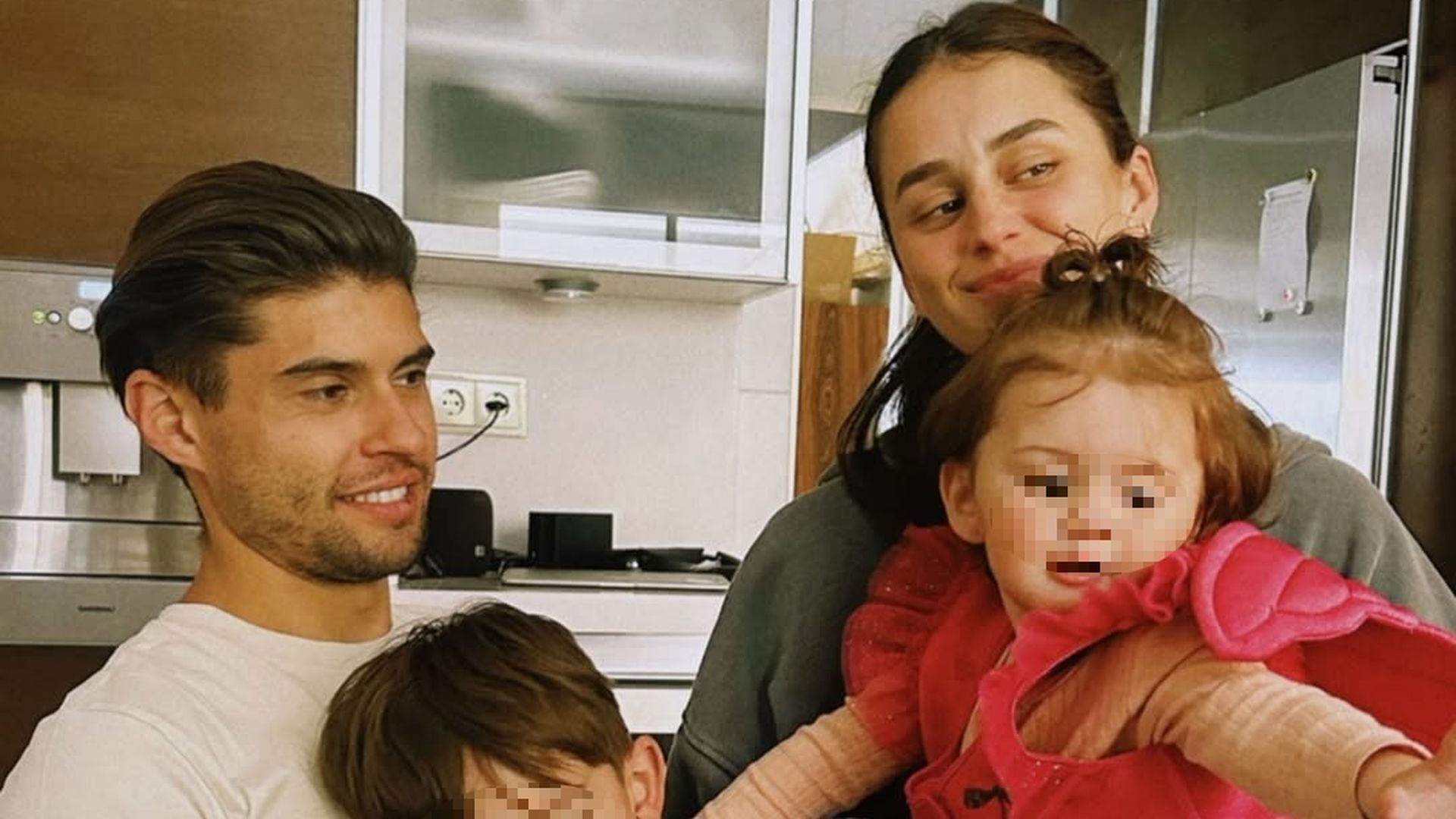 Marina Romero y Javier Tudela con sus hijos