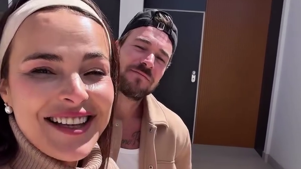 Marta Peñate y Tony Spìna abren las puertas de su chalé de dos plantas