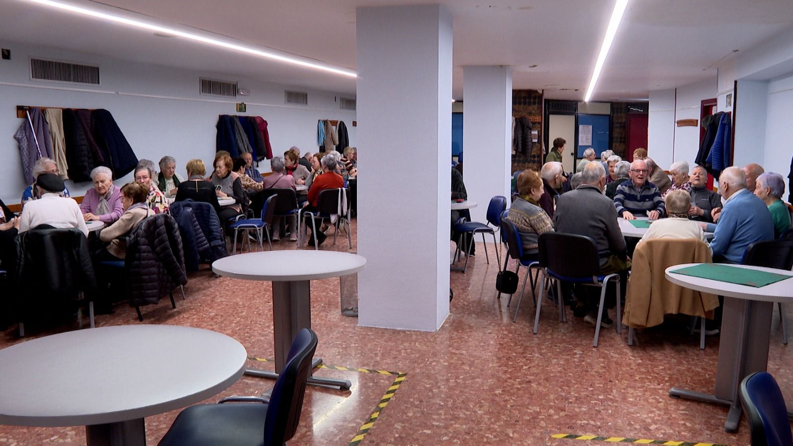 Mayores se entretienen en el centro de mayores Bonaparte de Santutxu