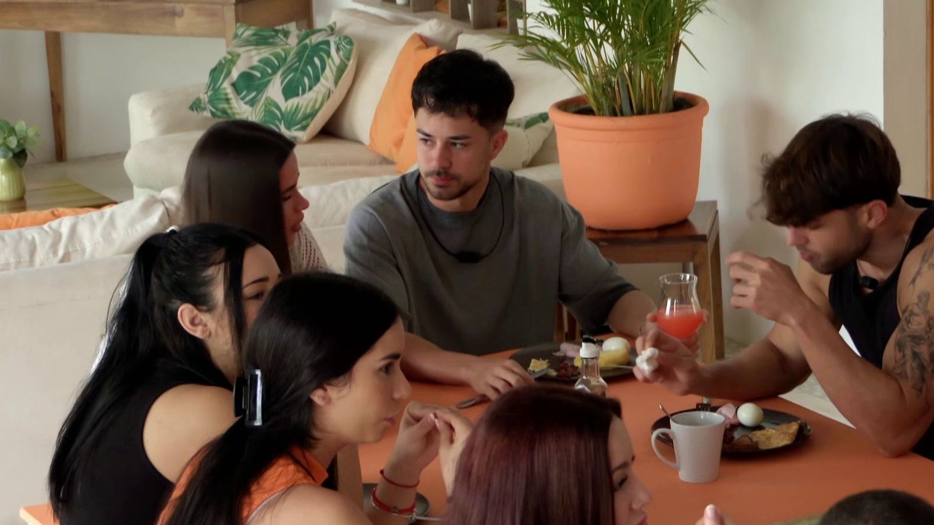 Nieves se acerca a Alex y le intenta animar tras la primera noche en 'Villa Montaña': "Yo creo que no va a aguantar"