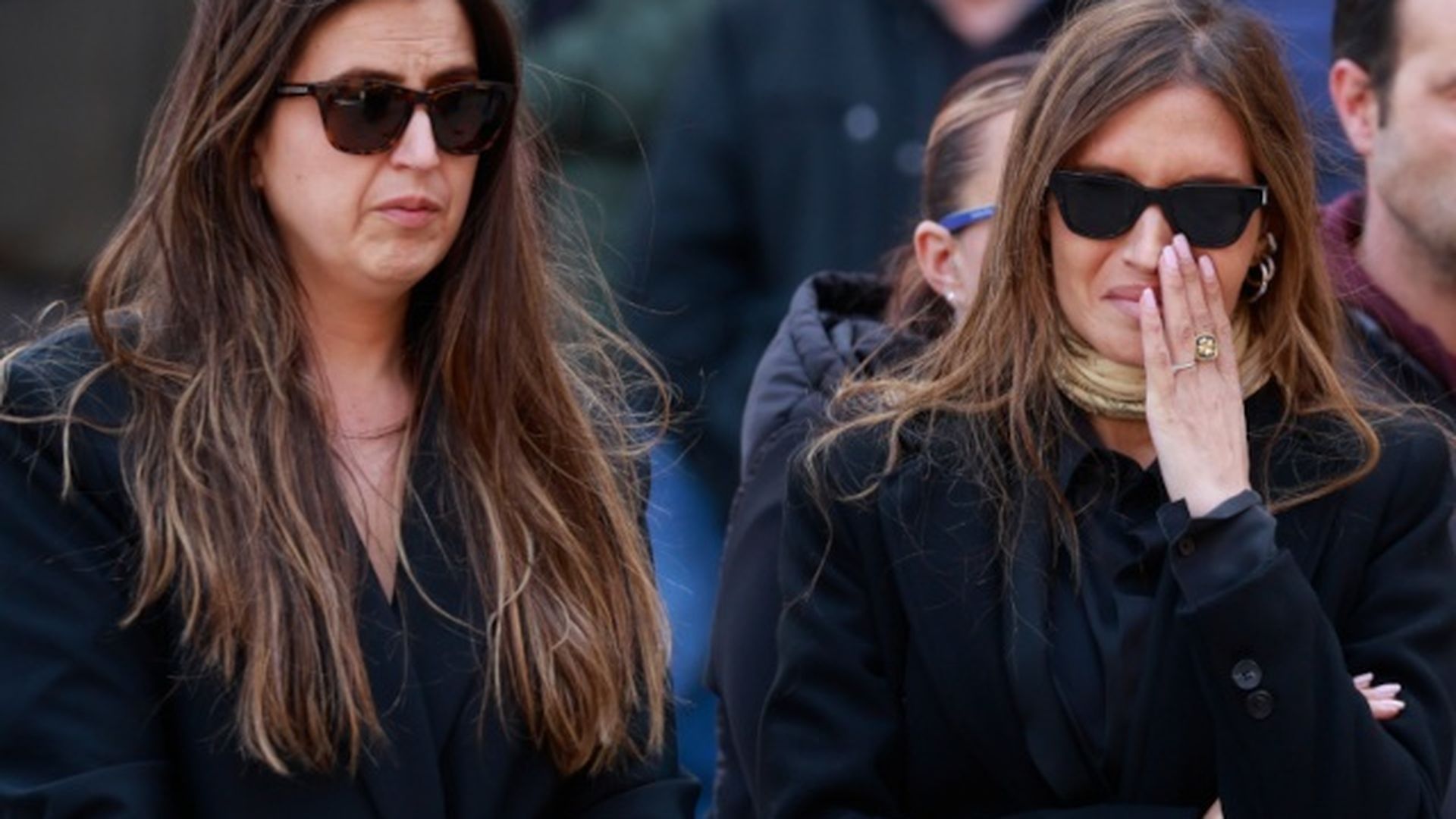 Sara e Irene Carbonero, camino de la Iglesia en la que se celebró en funeral de su madre