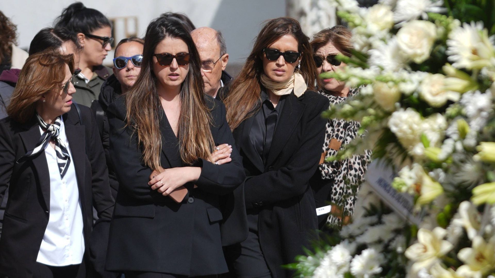 Sara e Irene Carbonero en el funeral de su madre, Goyi Arévalo Sara e Irene Carbonero en el funeral de su madre, Goyi Arévalo