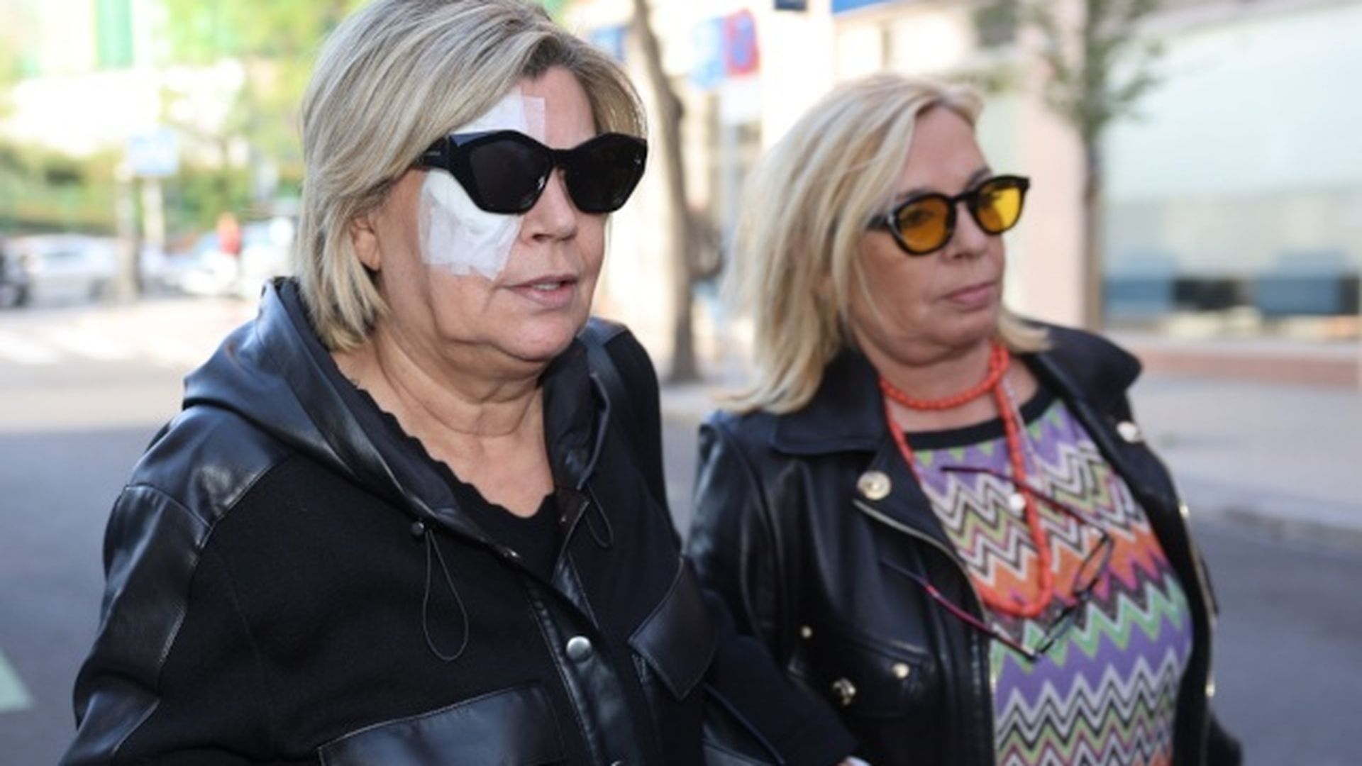 Terelu Campos y su hermana, Carmen Borrego, a la salida de su operación para la extirpación de su orzuelo