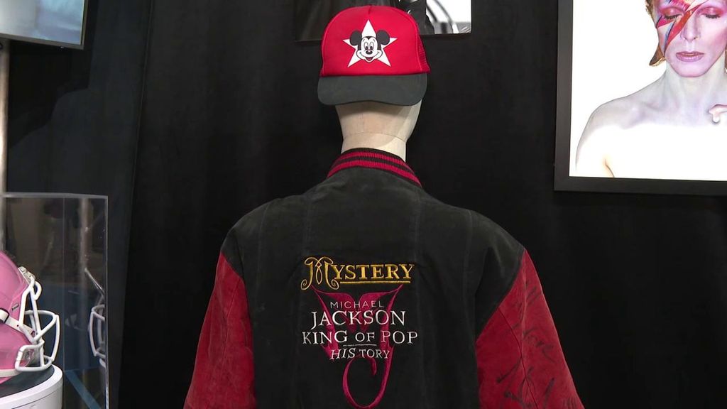 Un viaje al pasado entre joyas y muebles en ANTIK Almoneda: de la chaqueta de Michael Jackson al megáfono de Rosalía