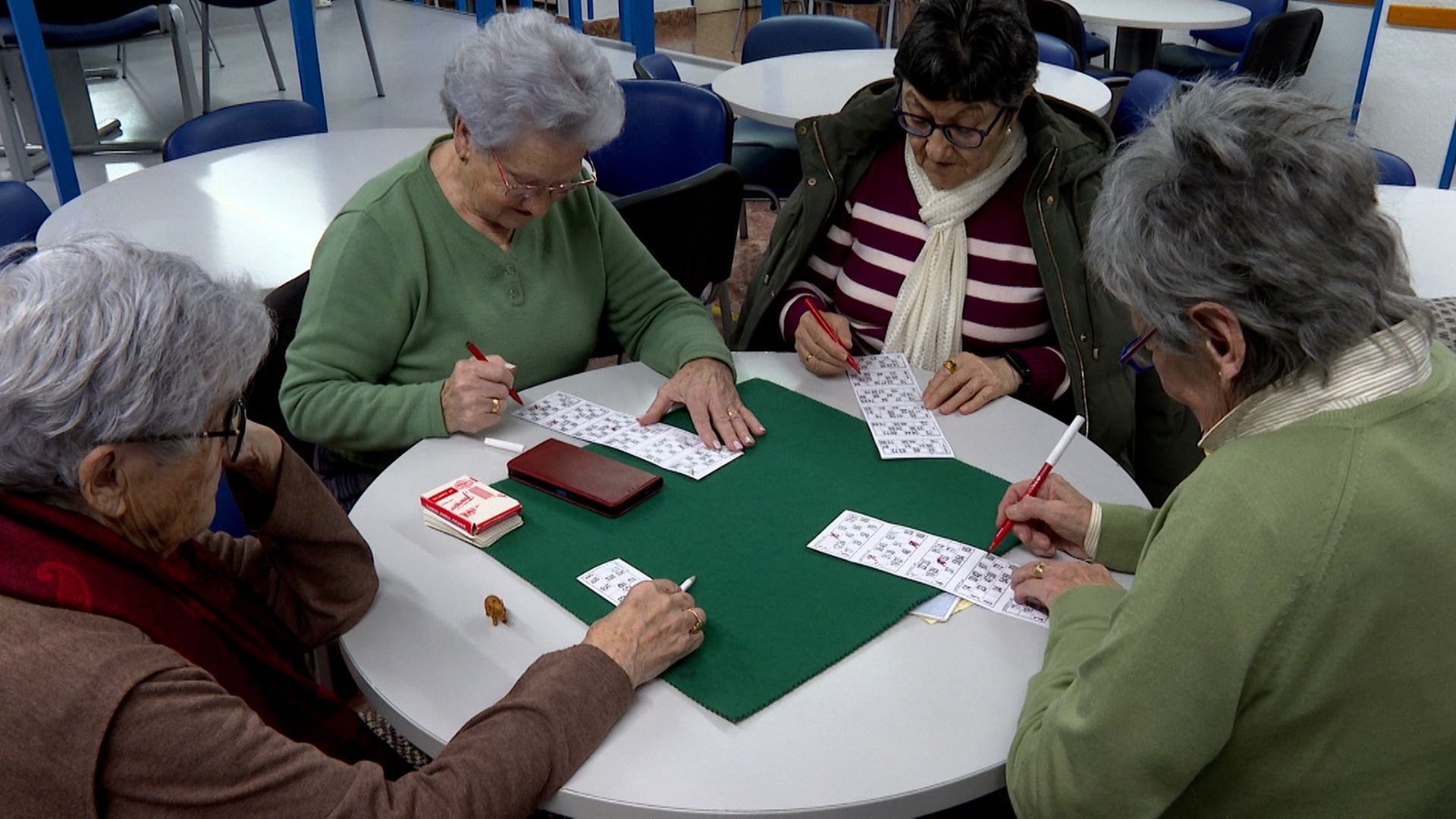 Usuarias del Hogar de Jubilado de Santutxu jugando al bingo Usuarias del Hogar de Jubilado de Santutxu jugando al bingo