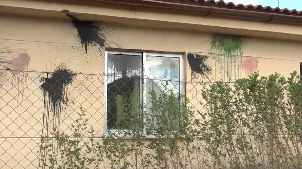 Las imágenes del exterior de la casa de Óscar Sanz muestran la salida de aire del zulo bajo la ventana de la habitación