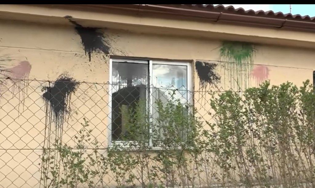 Las imágenes del exterior de la casa de Óscar Sanz muestran la salida de aire del zulo bajo la ventana de la habitación