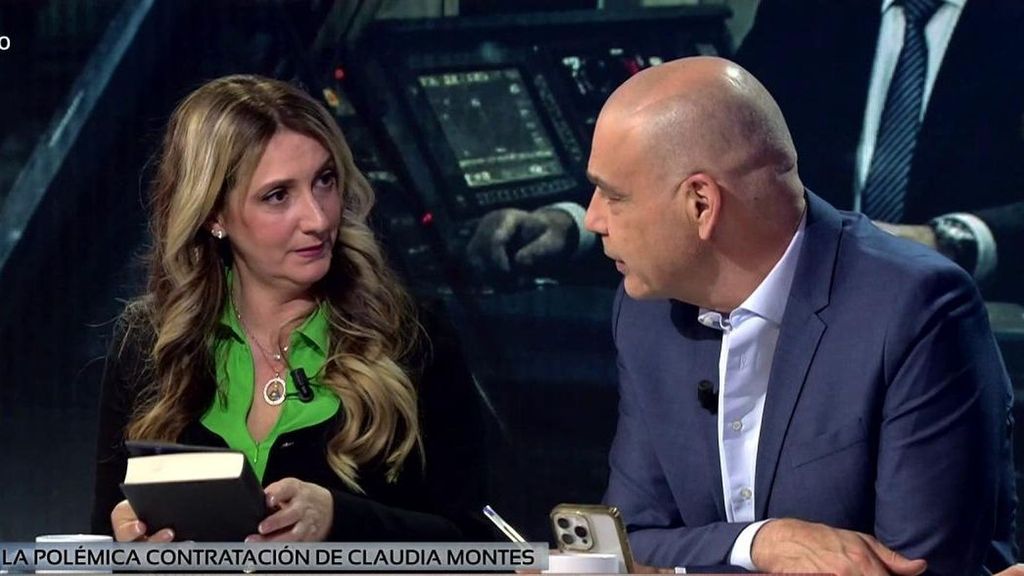 Nacho Abad sorprende a Claudia Montes con un libro tras su polémica declaración sobre su "formación" en una biblioteca: "Es sobre ti"