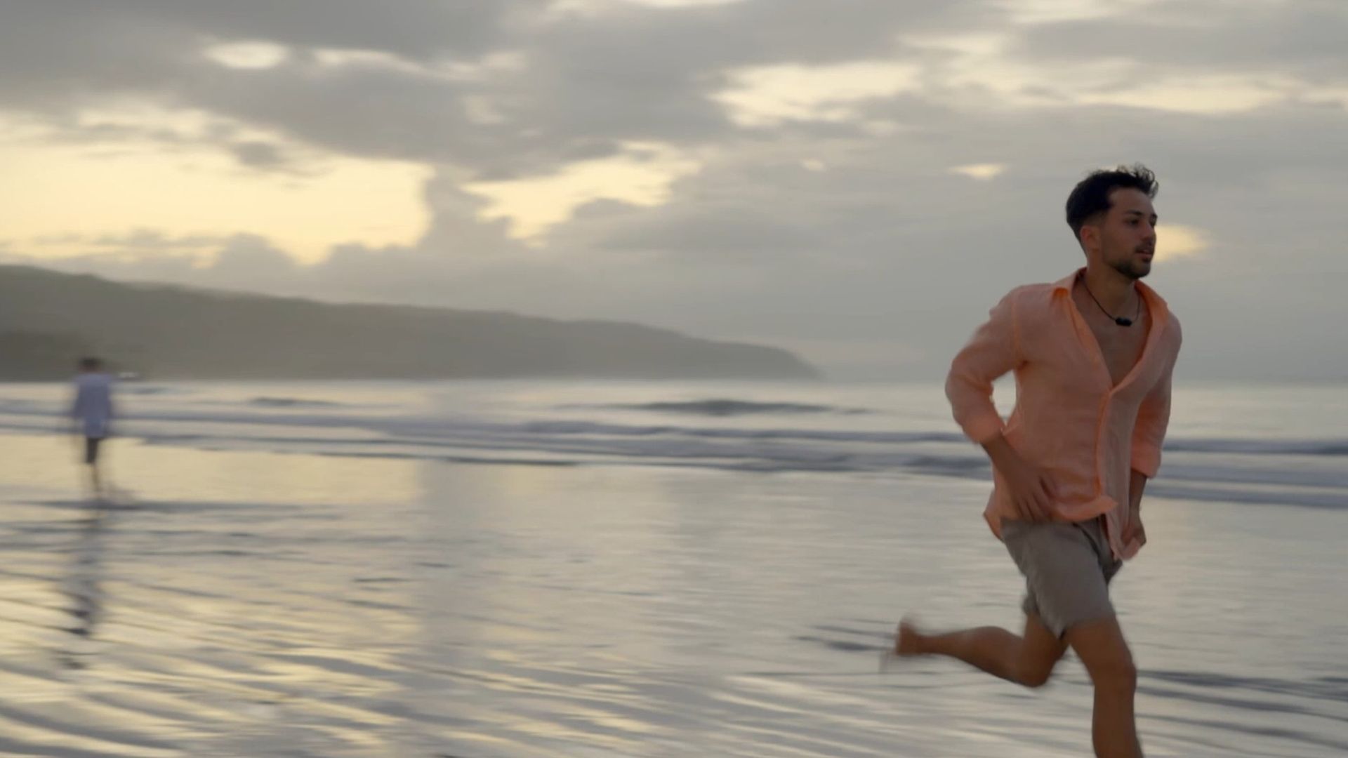 Álex corre desesperado por la playa en busca de Ainhoa: "¡Amor!"