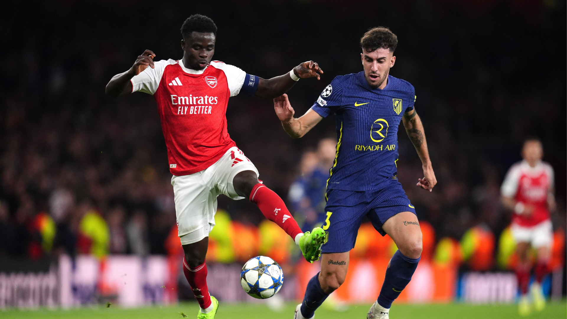 Bukayo Saka, ante Ruggeri en el Arsenal-Atlético de la Fase Liga de la Champions League