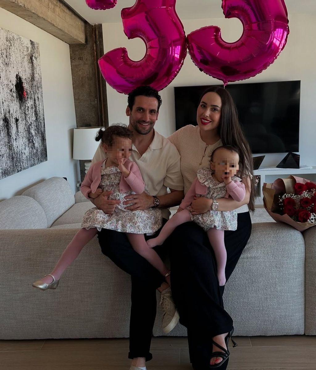 Carlos García e Ivana Rodríguez con sus dos hijas