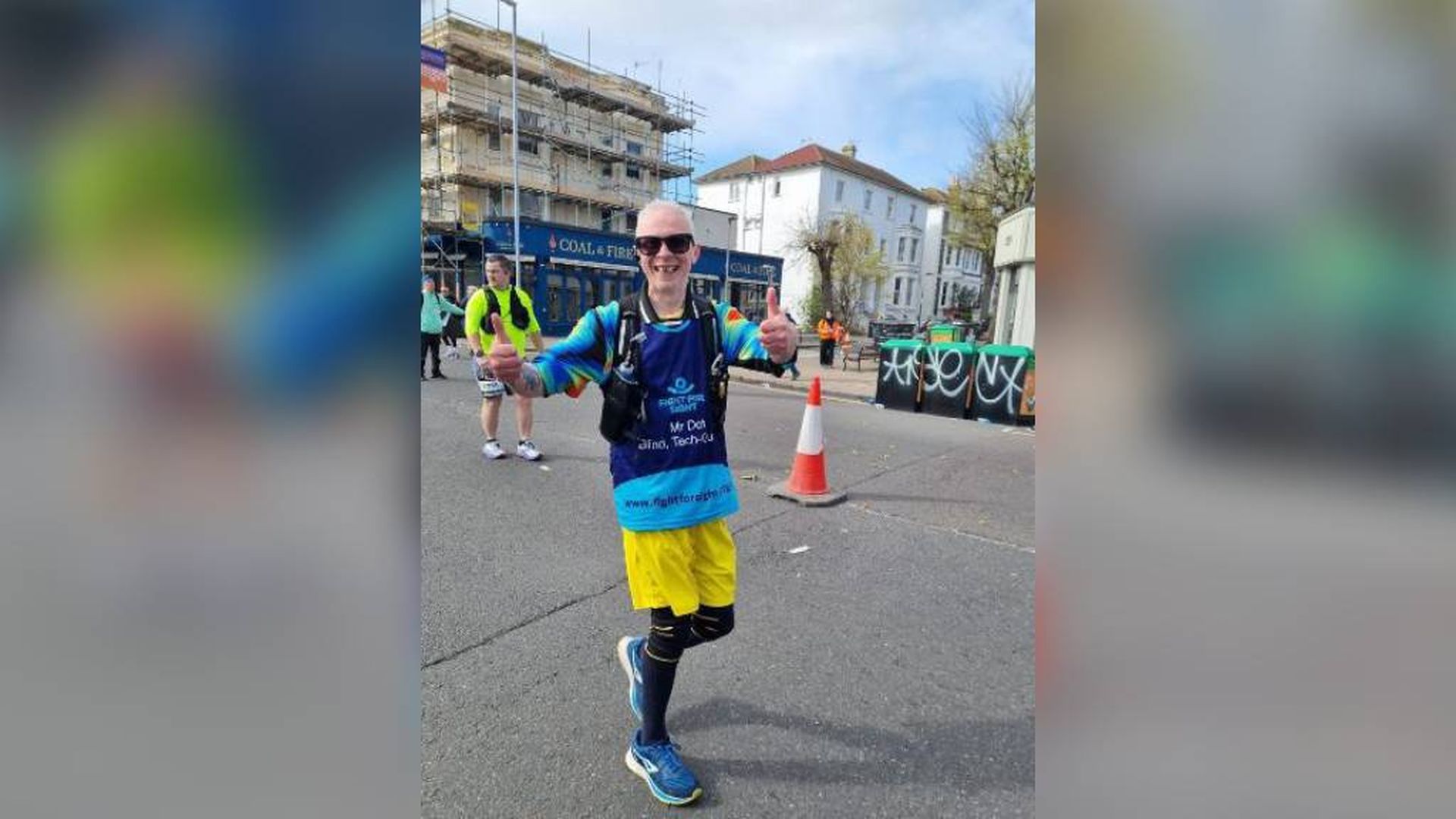 Clarke Reynolds, el corredor ciego que ha logrado acabar la maratón de Brighton con ayuda de unas gafas con IA: "Un hito mundial"