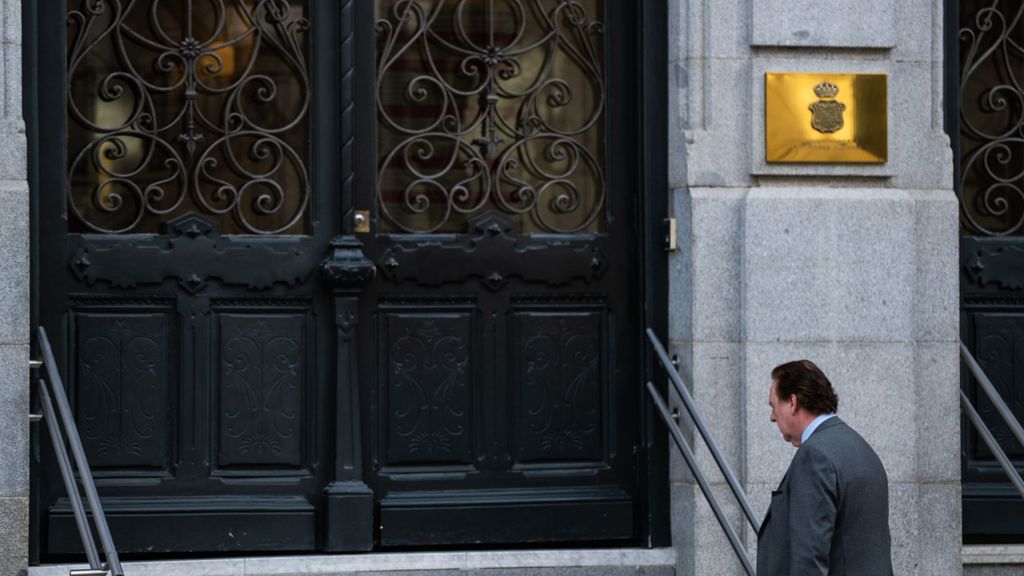 El auto del juez Peinado provoca duras reacciones en el Gobierno contra la instrucción del caso de la esposa del presidente del Gobierno