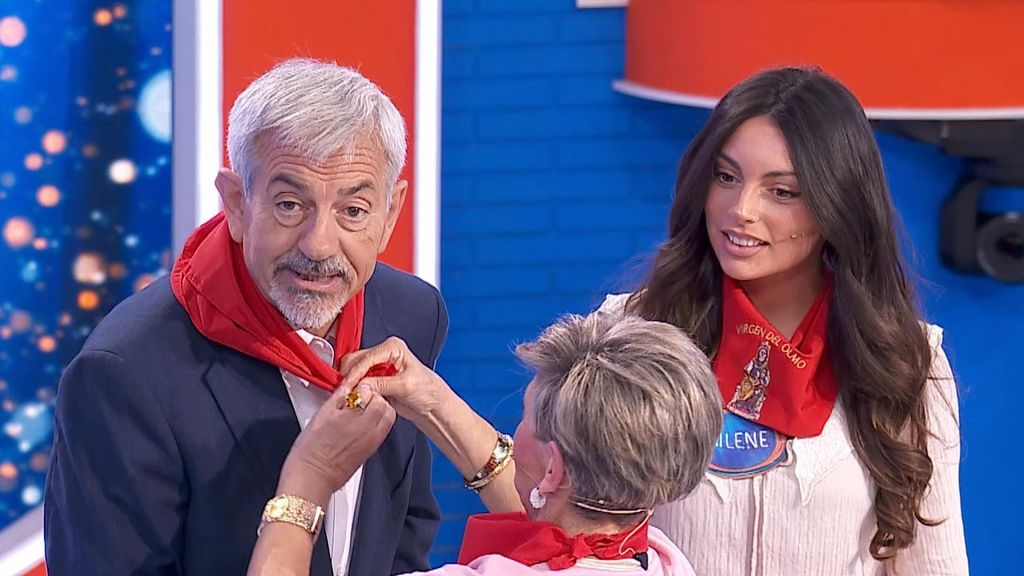 La reacción de Carlos Sobera ante la cómica advertencia de una concursante: ''No me estrangules''