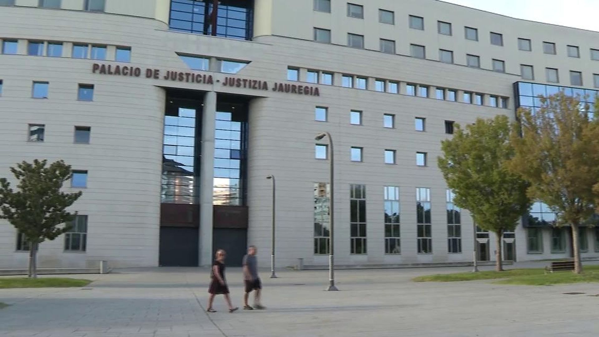 El Tribunal Superior de Justicia de Navarra rebaja la pena a un hombre que violó a una niña de 13 años.