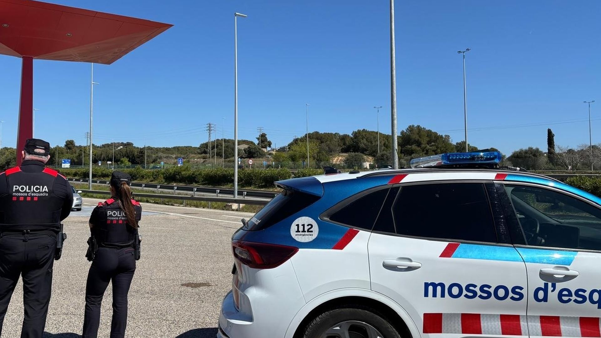 EuropaPress_7401360_agentes_mossos_desquadra_vigilan_estacion_servicio_c_32_direccion_tarragona (1) EuropaPress_7401360_agentes_mossos_desquadra_vigilan_estacion_servicio_c_32_direccion_tarragona (1)