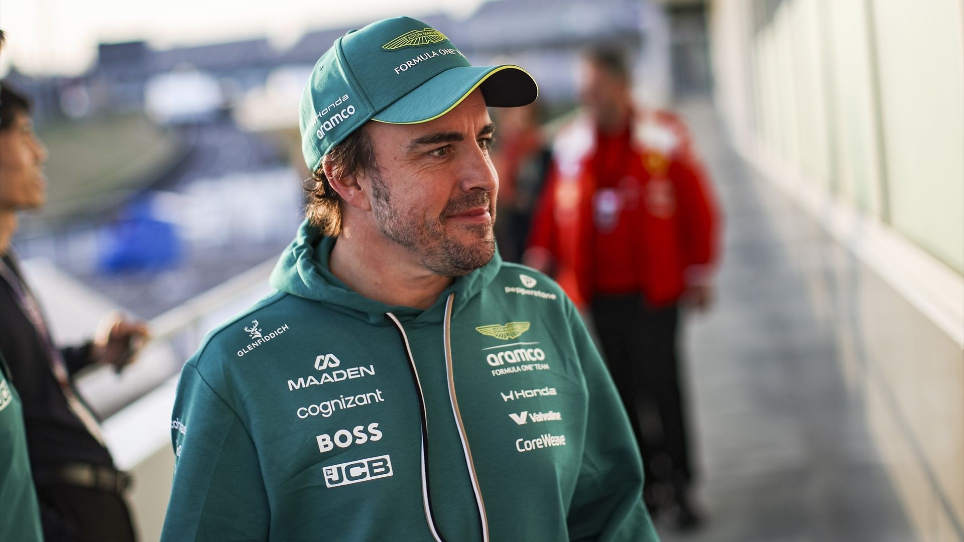Fernando Alonso en el paddock del circuito de Suzuka esta temporada