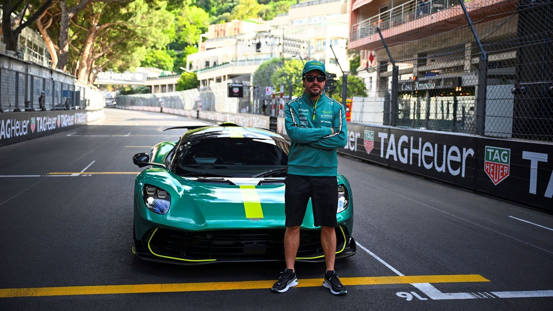 Fernando Alonso posando con el Aston Martin Valhalla en el circuito de Mónaco la temporada pasada