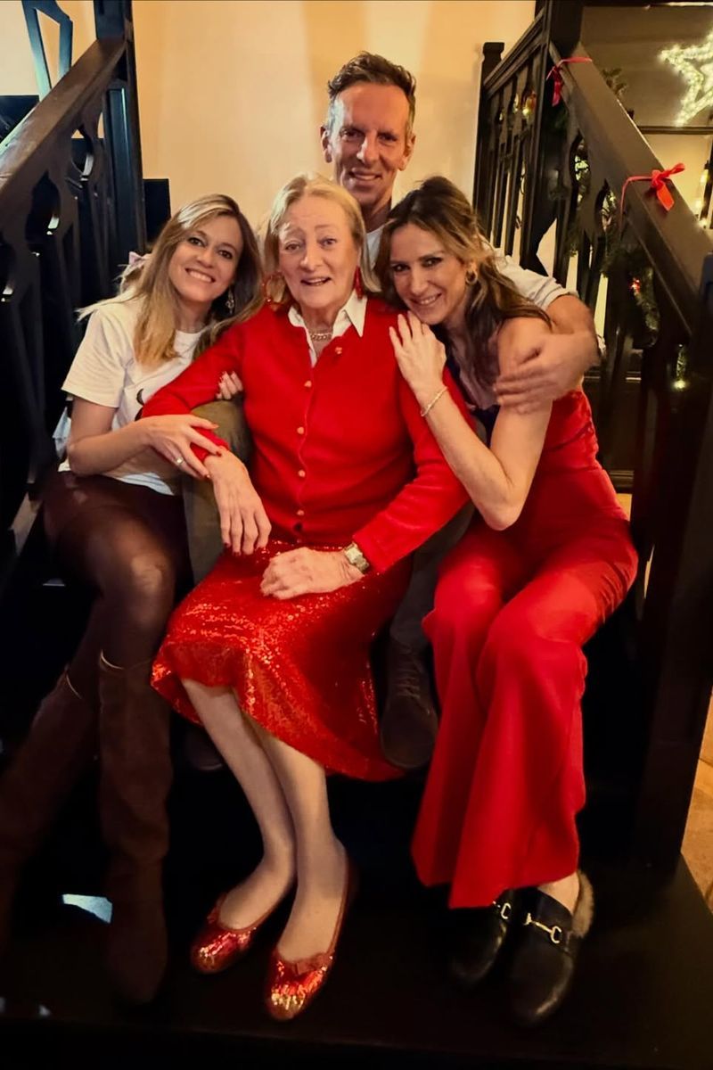 Joaquín Prat (en la imagen, junto a sus hermanas y su madre) ha sido de varios sobrinos gracias a Alejandra y Andrea