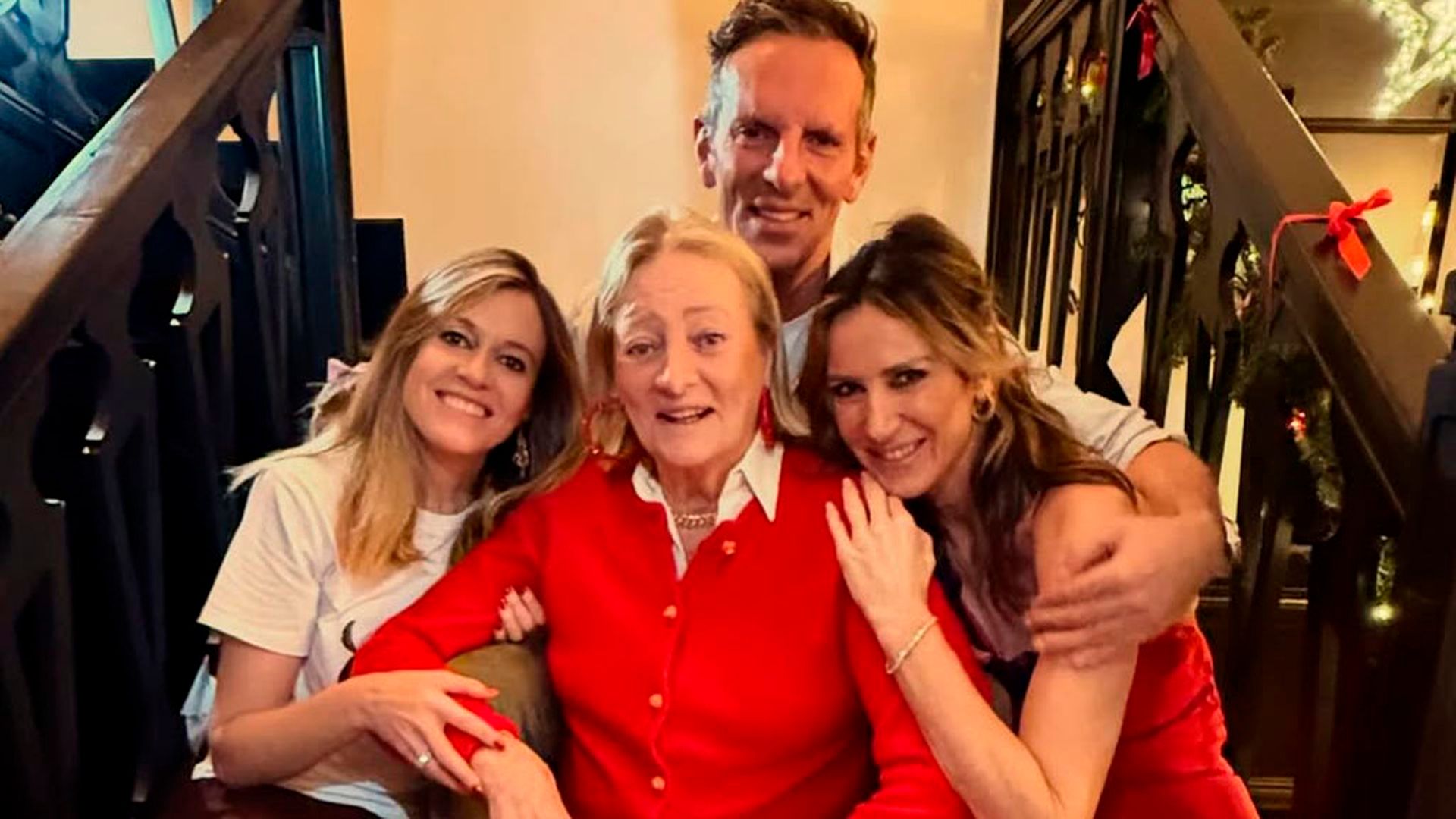 Joaquín Prat, su madre y sus hermanas Alejandra y Andrea