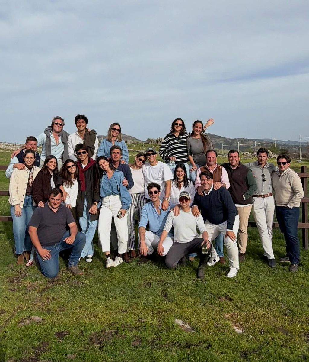 La pareja y su grupo de amigos en el cumpleaños