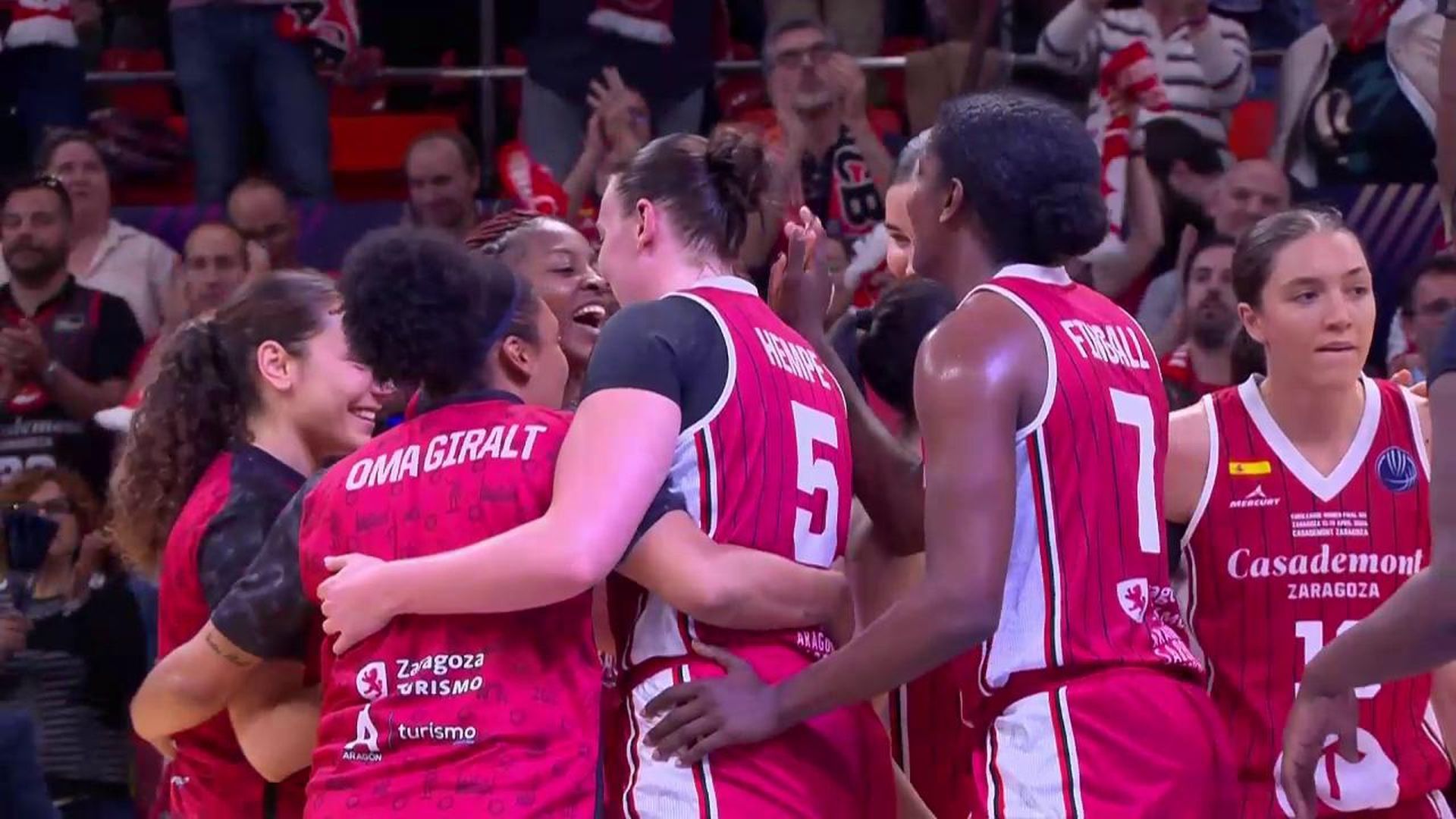 Las jugadoras del Casademont Zaragoza celebran la victoria