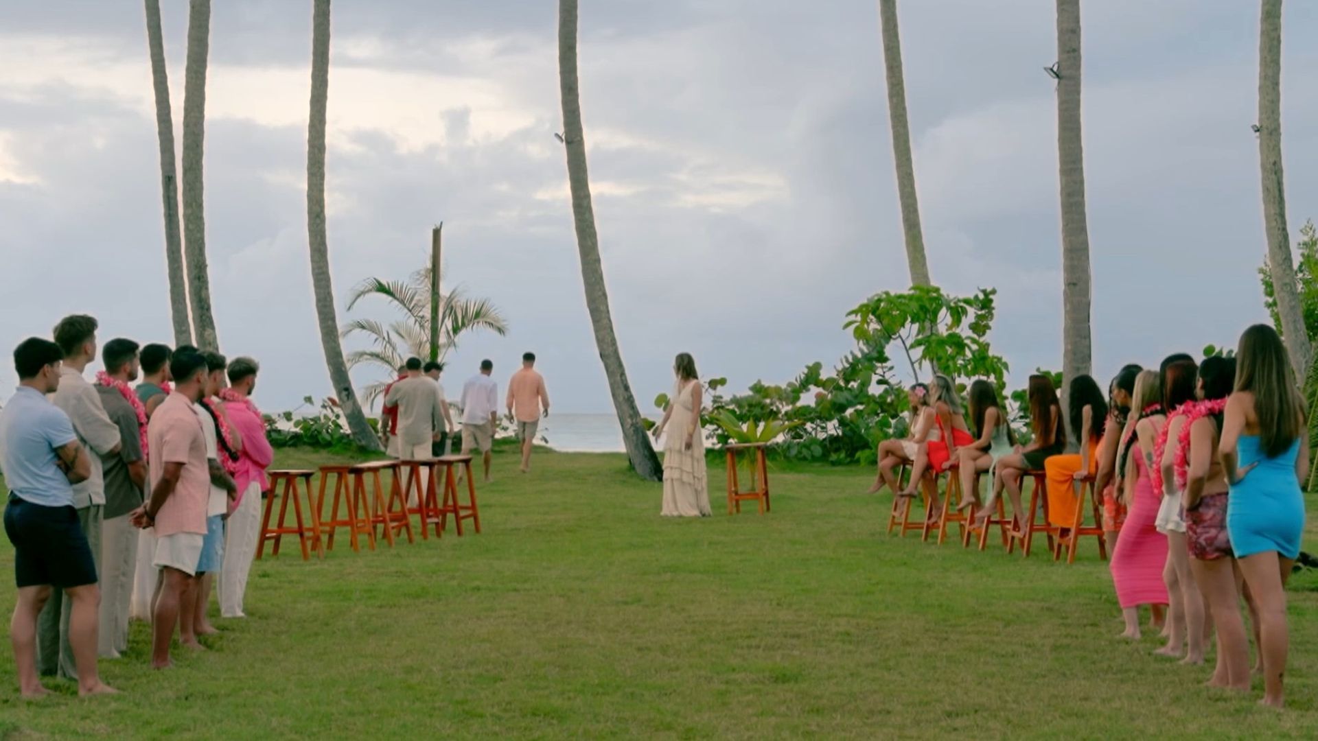 Los chicos se van de la tensa ceremonia de collares y la reacción de estos y de las chicas se suceden, con la tensión todavía presente: "¿Puedes parar?"