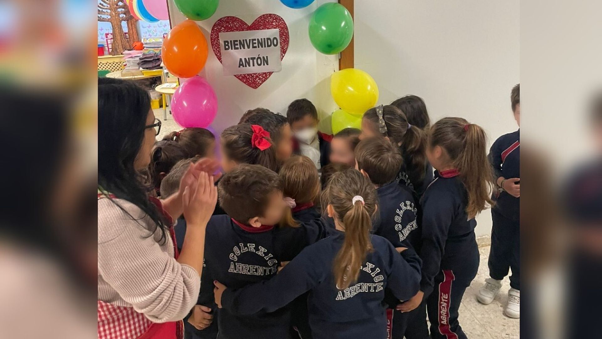 Los compañeros de clase del pequeño Antón lo recibieron con abrazos, globos y música Los compañeros de clase del pequeño Antón lo recibieron con abrazos, globos y música
