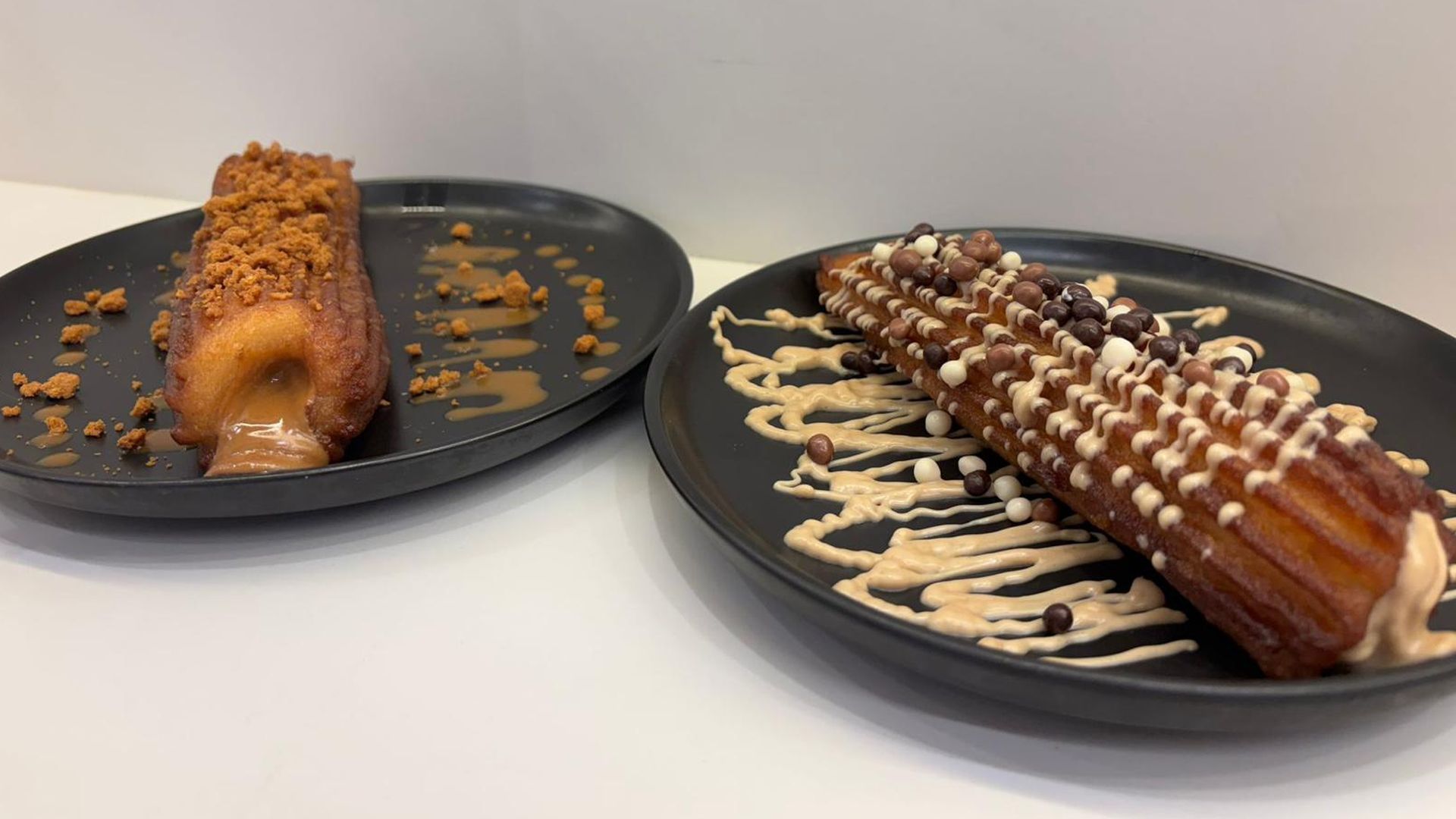 Los rellenan de diferentes tipos de chocolate y les añaden 'toppings'