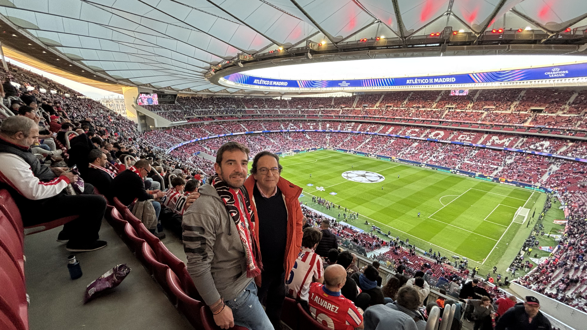 Luis Aznar, padre e hijo, en el Metropolitano antes de un partido del Atlético