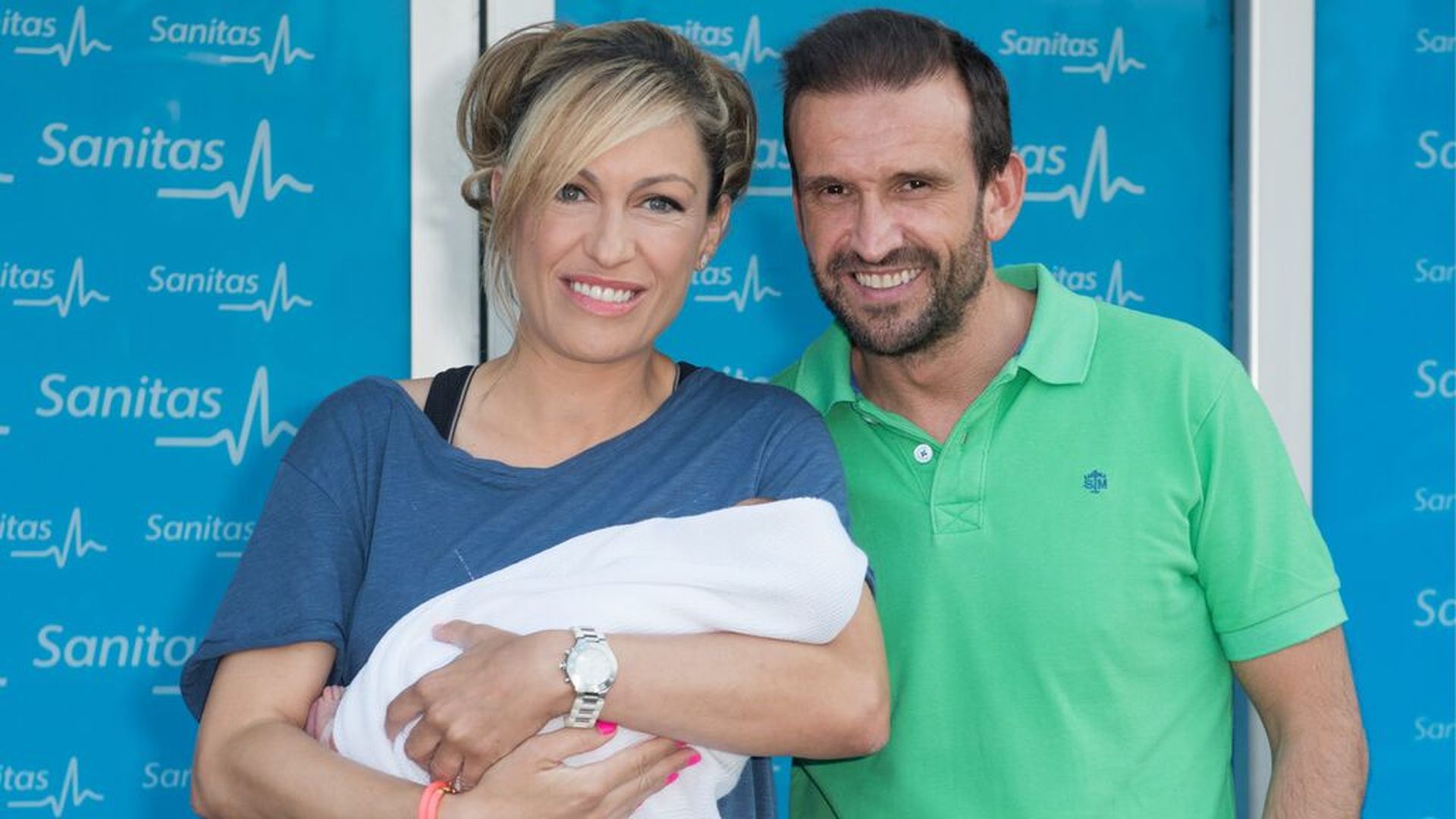 Luján Argüelles y Carlos Sánchez, presentando a su hija Miranda tras su nacimiento