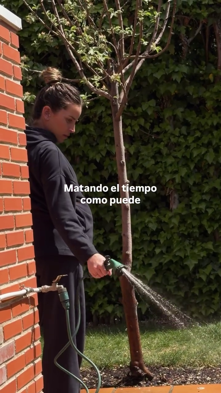 Marta Castro entreteniéndose mientras espera a dar a luz