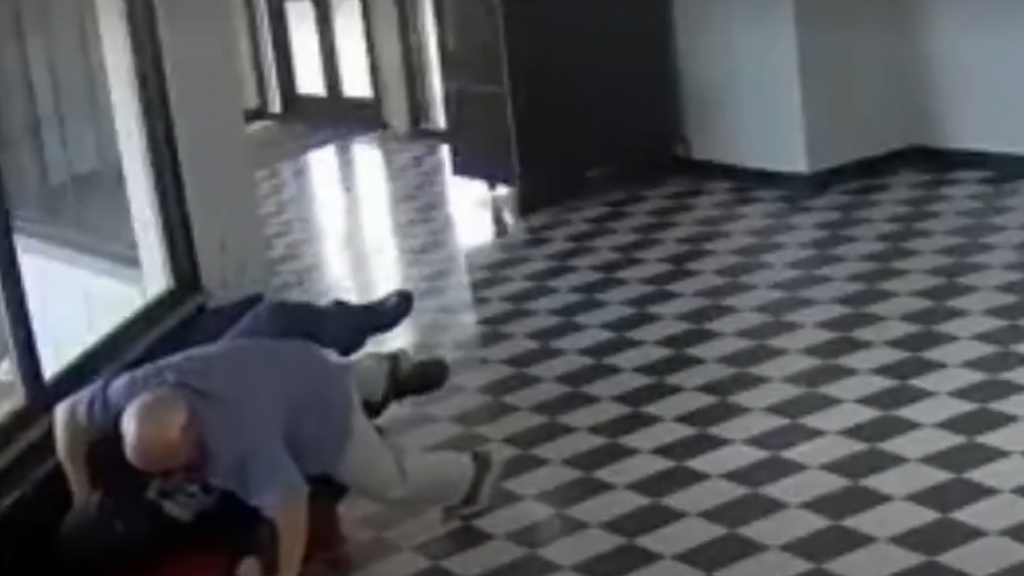 Momento en el que el director de un instituto evita un tiroteo en Oklahoma, EEUU