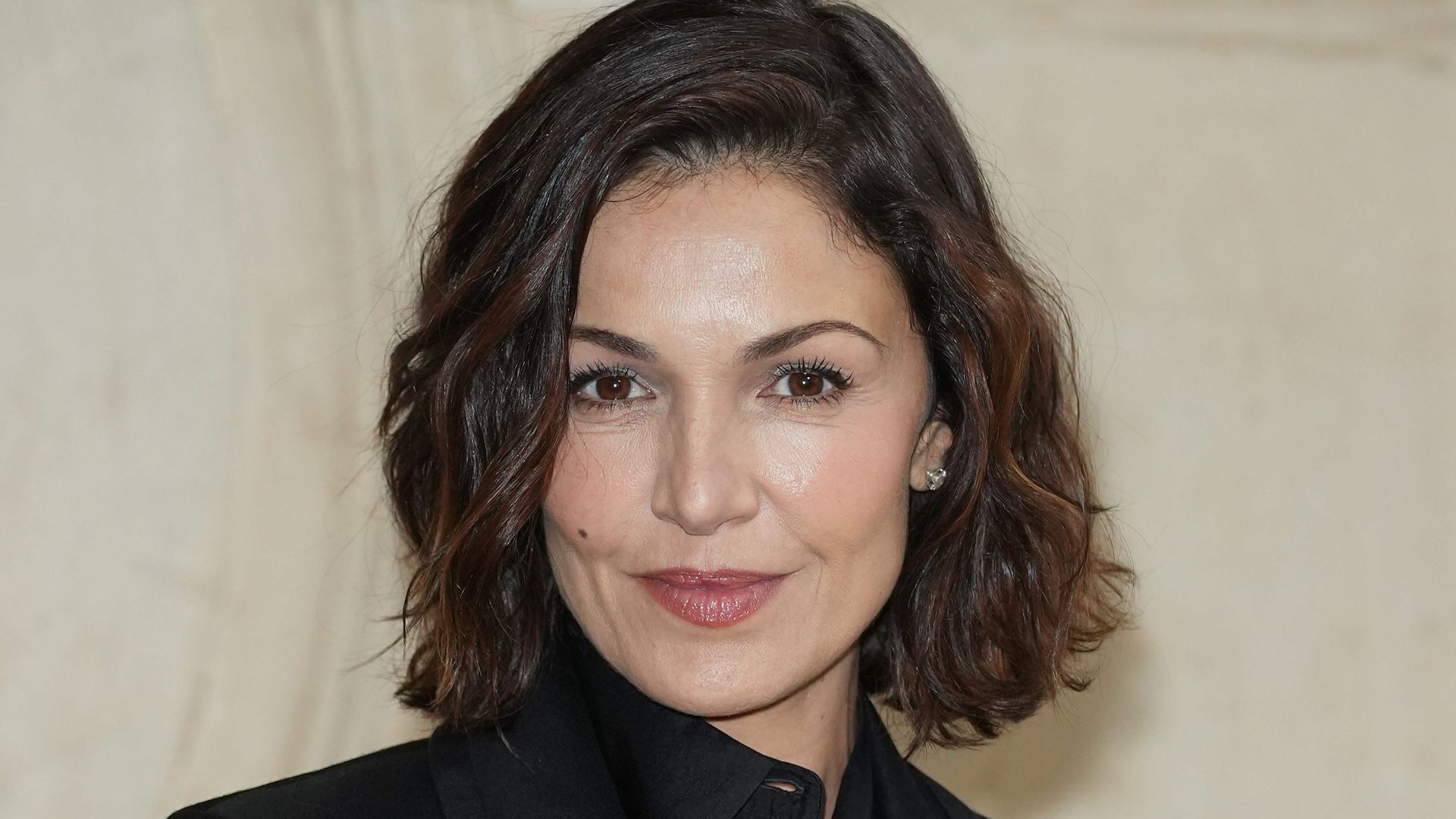 Nadia Farès en un evento de moda en París durante el verano de 2023 Nadia Farès en un evento de moda en París durante el verano de 2023