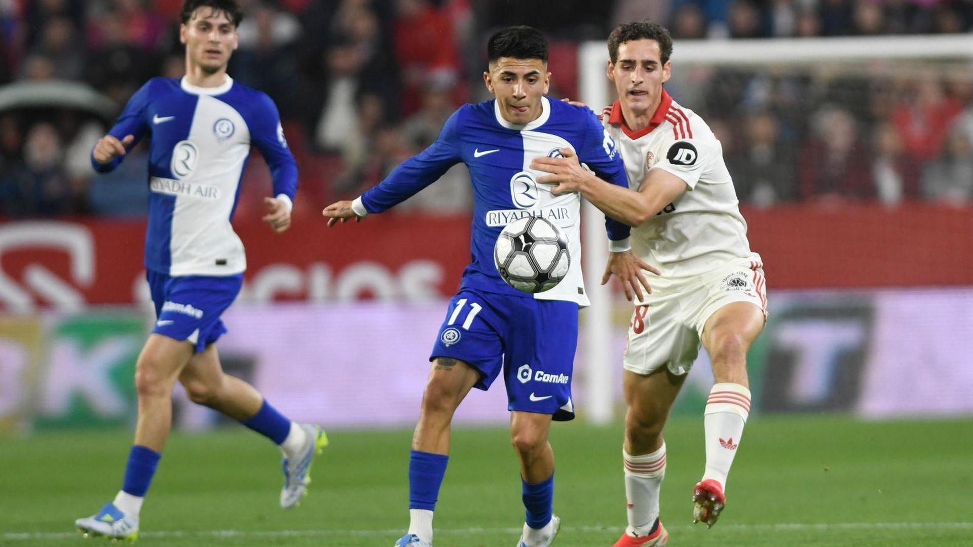 Obed Vargas y Manu Bueno, en el Sevilla - Atlético de Madrid