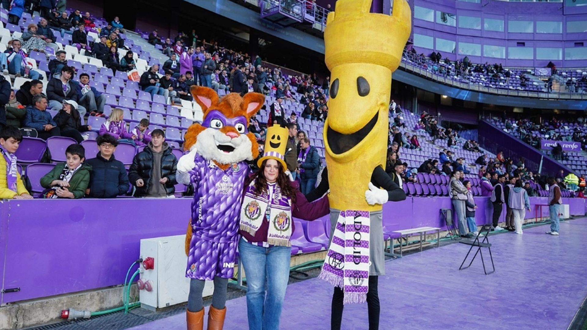 Pepe Zorrillo y Pucelo junto a una aficionada del Real Valladolid