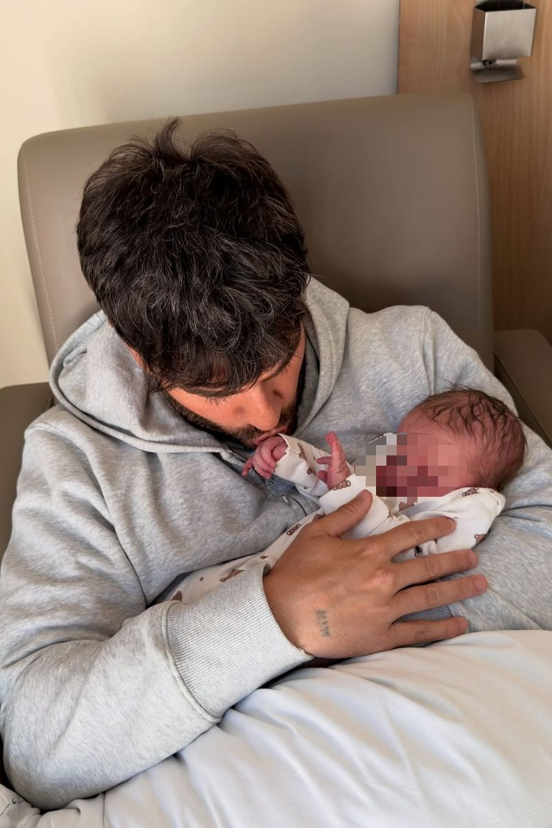 Rodri Fuertes con su hija recién nacida