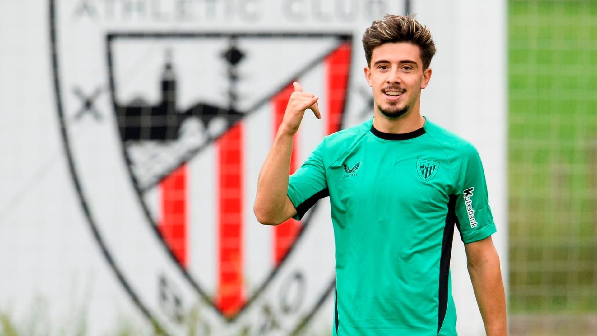 El futbolista navarro Nico Serrano posa en Lezama