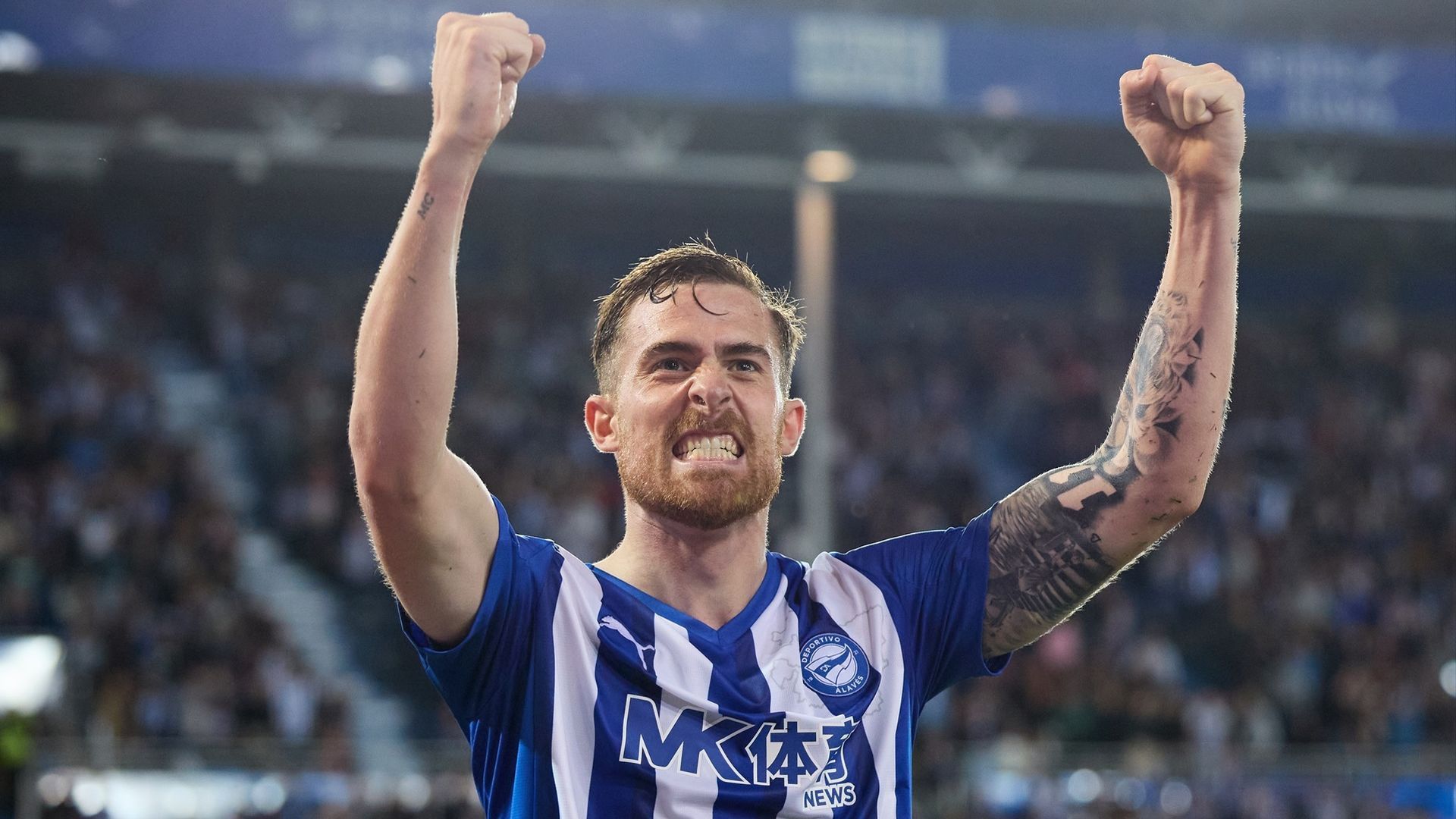 Toni Martínez celebrando un gol en un partido del Deportivo Alavés esta temporada