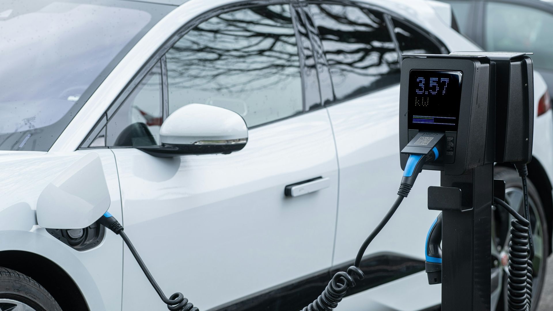 Un coche eléctrico cargándose en Zaragoza Un coche eléctrico cargándose en Zaragoza