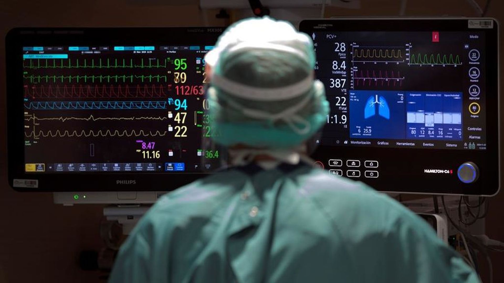 Un profesional sanitario trabaja en la UCI de un hospital